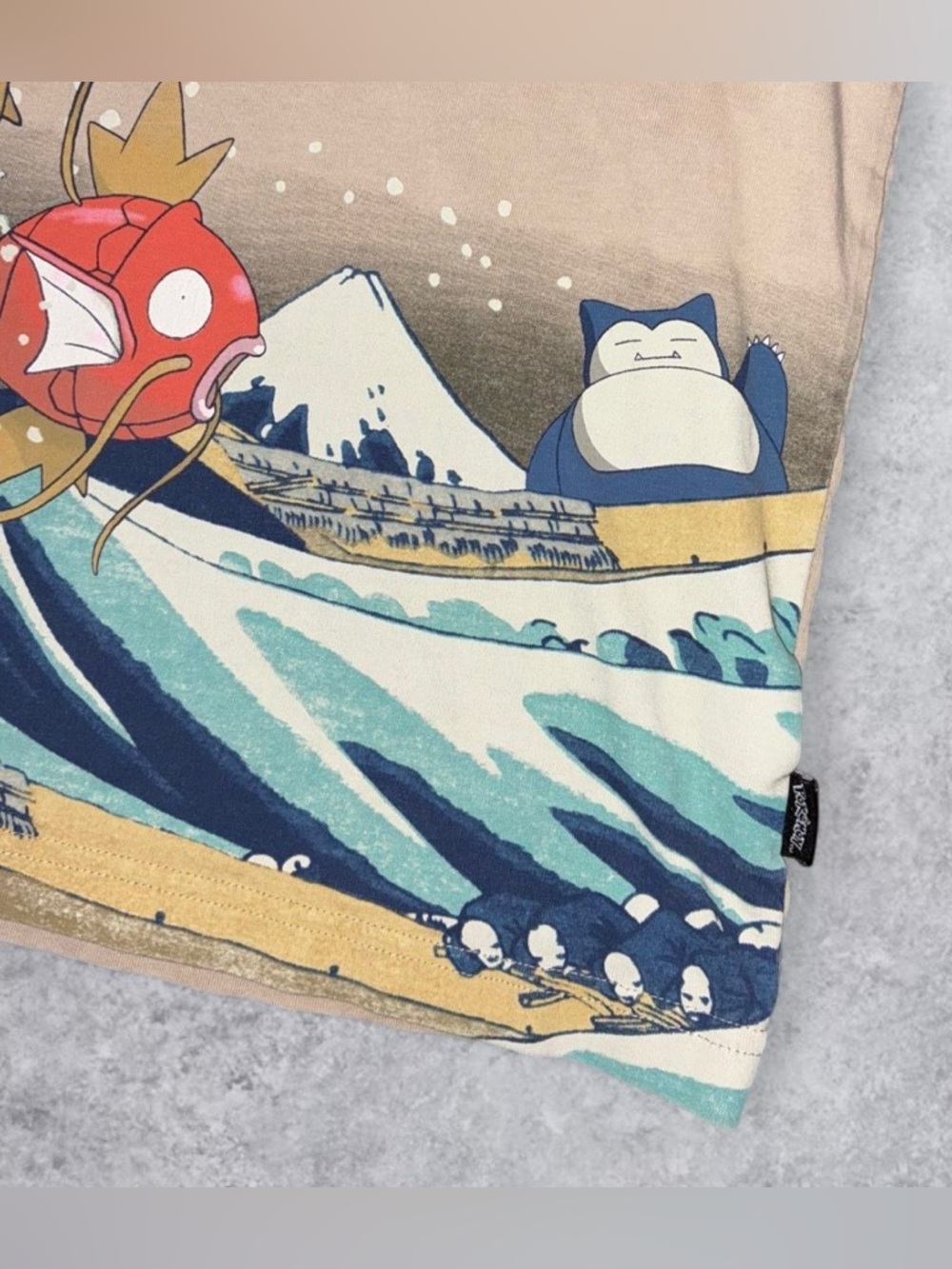 Uniqlo x Pokemon Magikarp Japanese Great Wave Tee Size XL Mens - Picture 4 of 6